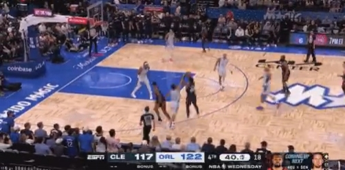 开云-骑士连进5个三分追到2分了！米切尔接哈登传球借掩护干拔三分轰进