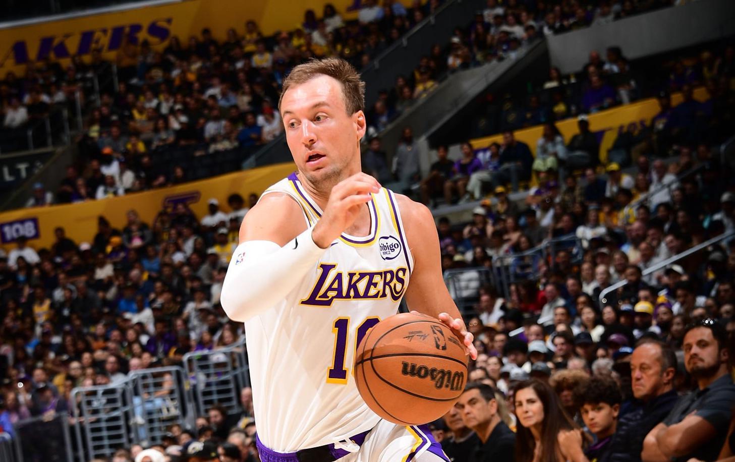 开云官网-55+49+91!湖人捡漏29岁三分王太香，詹皇：我们的另一个得分威胁